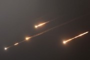 免费八字伊朗以导弹齐射回应以色列的大规模袭击