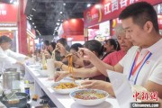 免费八字“嗦粉”经济火热 中国多地“食力”出圈