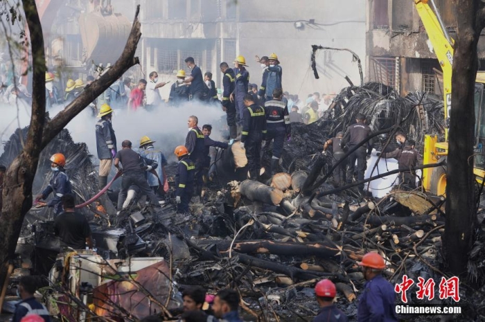 当地时间6月12日，印度航空一架客机在执飞艾哈迈达巴德至伦敦盖特威克航线时在飞行过程中坠毁，航班上共有242人。据外媒报道称，飞机坠毁在当(🎡)地的一所医学院的宿舍区内。据路透社报道，现场找到的尸(🔙)体可能包括乘客与地面的遇难者(♋)。根据现场拍摄的照片和视频显示，飞机残骸散落在(🐹)建筑物周围，机身卡在了建筑物顶部。图为搜救队在飞机坠毁现场进行救援。图/视觉中国